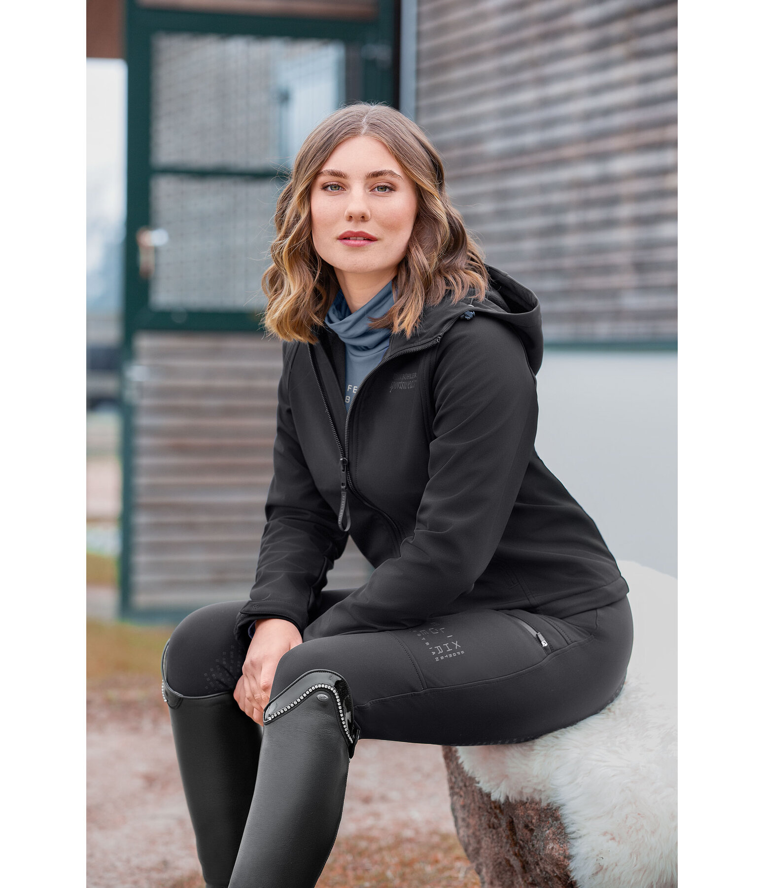Giacca cropped softshell con cappuccio Hanne