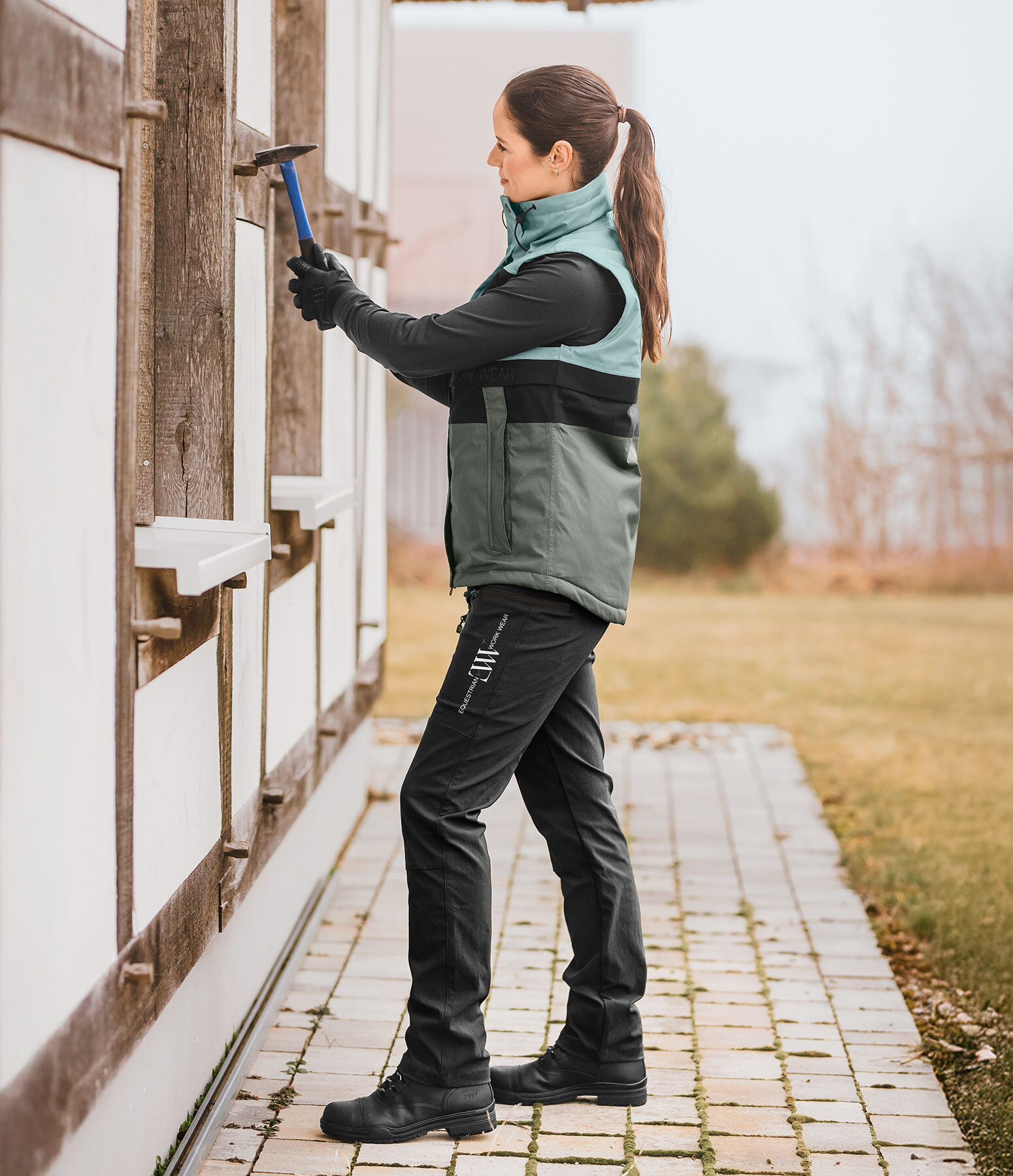 Outfit da donna con gilet outdoor in forest