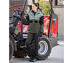 Outfit da donna con giacca outdoor invernale e cappuccio