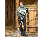 Outfit da donna con felpa oversize e cappuccio