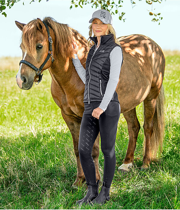 Outfit islandese Myrkur in nero