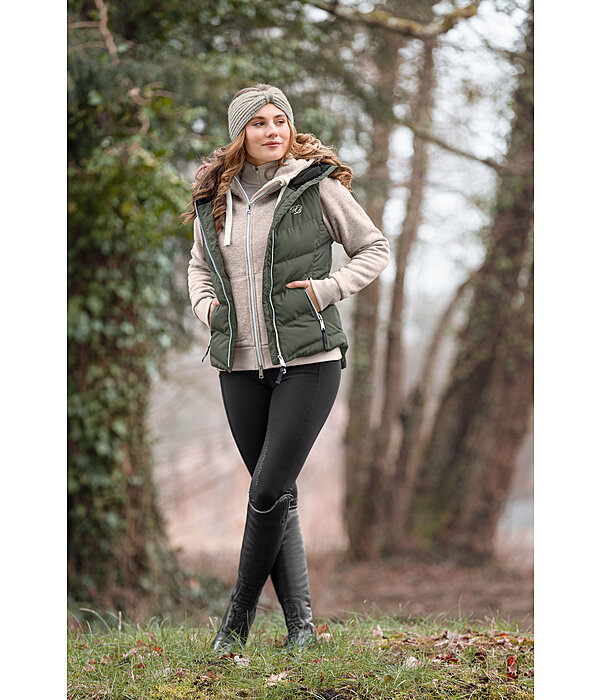Outfit da donna in forest