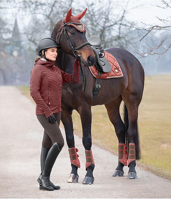 Outfit da donna Mara in merlot