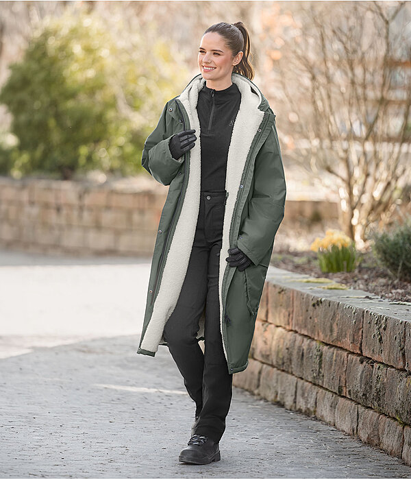 Outfit da donna con impermeabile funzionale oversize