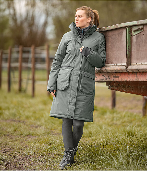 Outfit da donna con cappotto funzionale